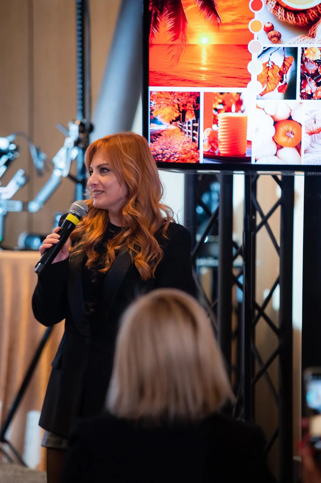 Stilist prezentând tendințele de culoare pentru sezon