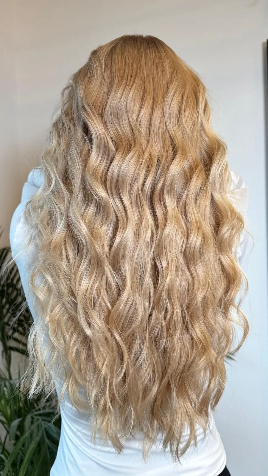 Păr lung blond ondulat lucrat în salonul Do My Hair